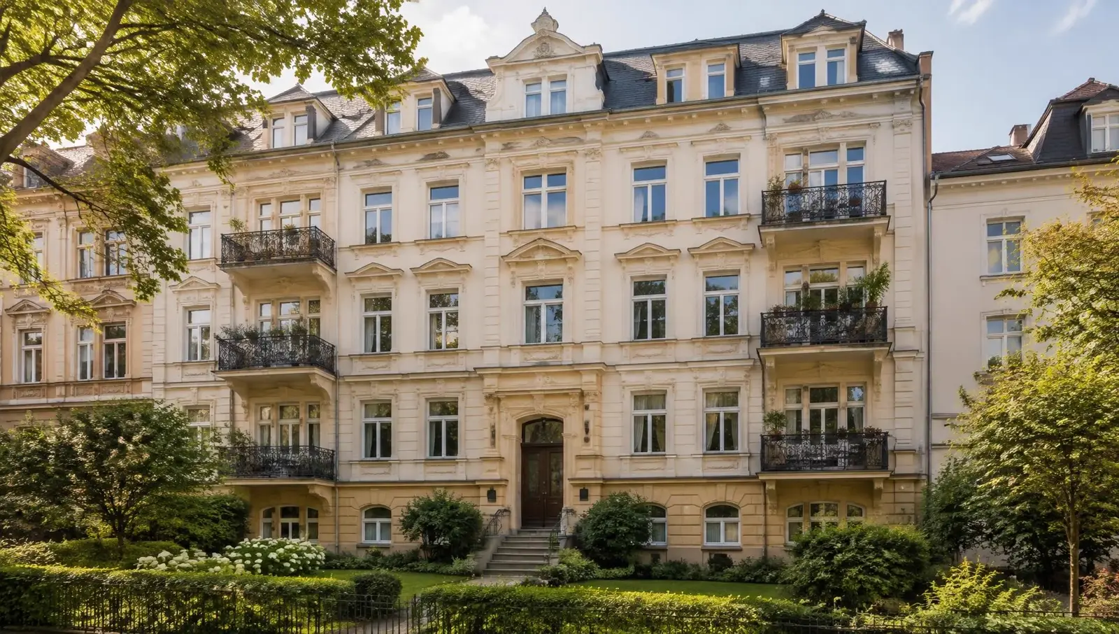 Gründerzeit-Mehrfamilienhaus mit Vorgarten