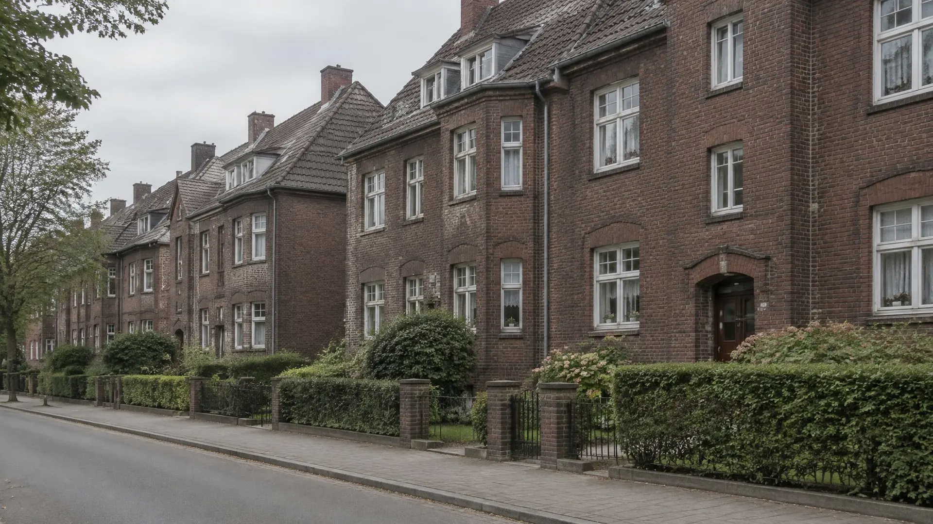Klinker-Mehrfamilienhäuser der 1920er Jahre mit Vorgärten im Ruhrgebiet